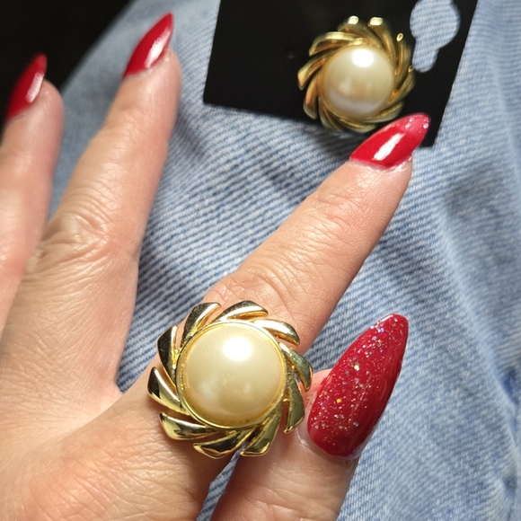 Vintage Gold Tone Fuax Pearl Earrings Clip On Earrings - Picture 6 of 16